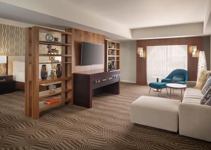 Hotel Renaissance Downtown 5*