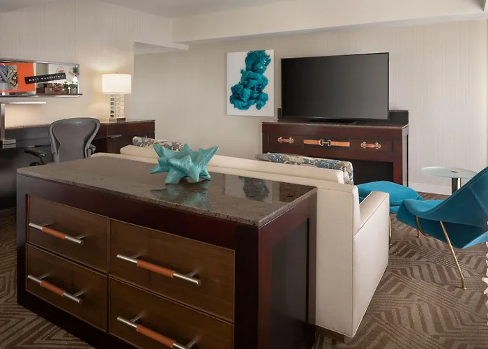 Hotel Renaissance Downtown 5*